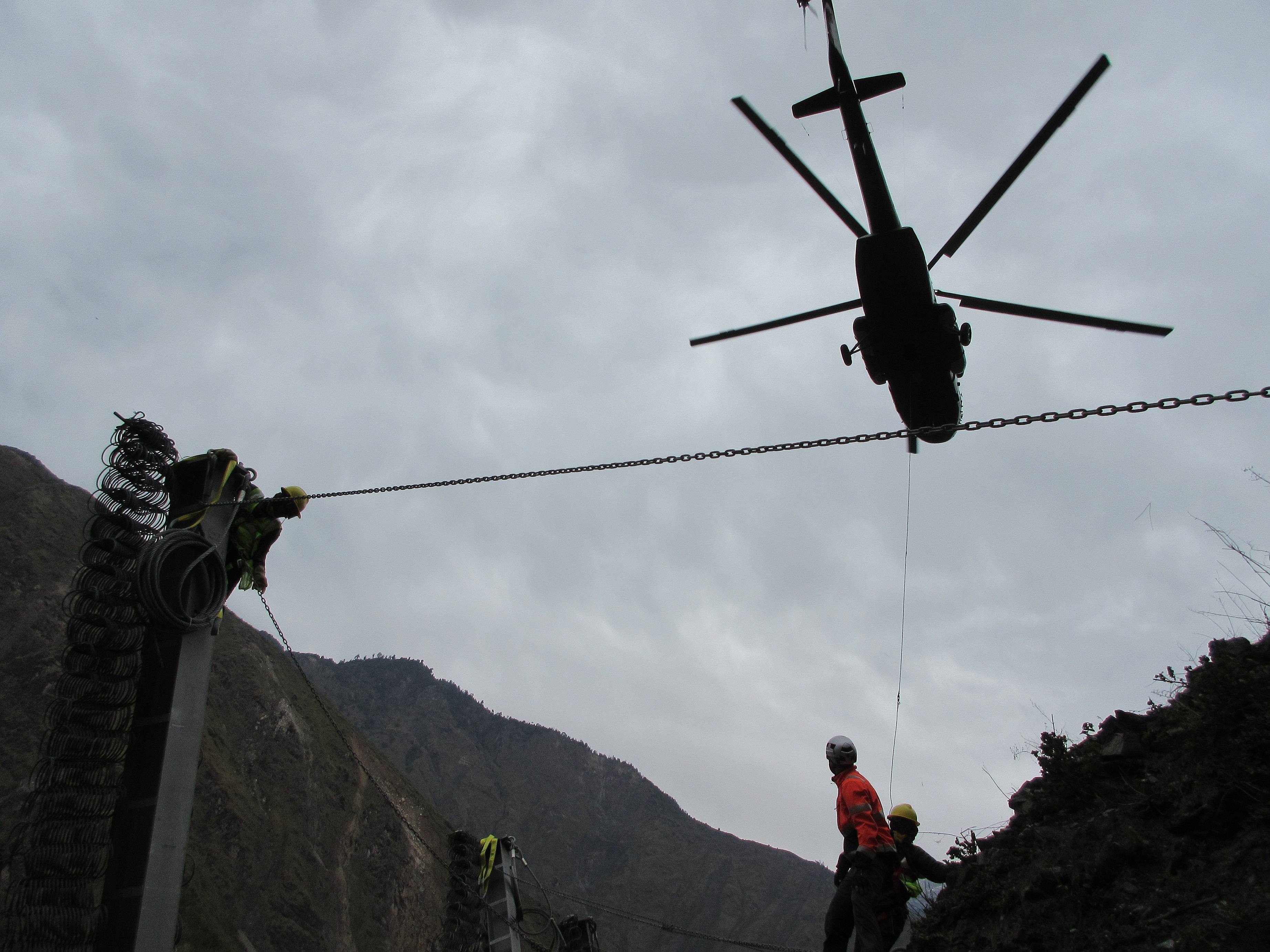 Nepal, Bhote Khoshi - installation of dynamic barrier